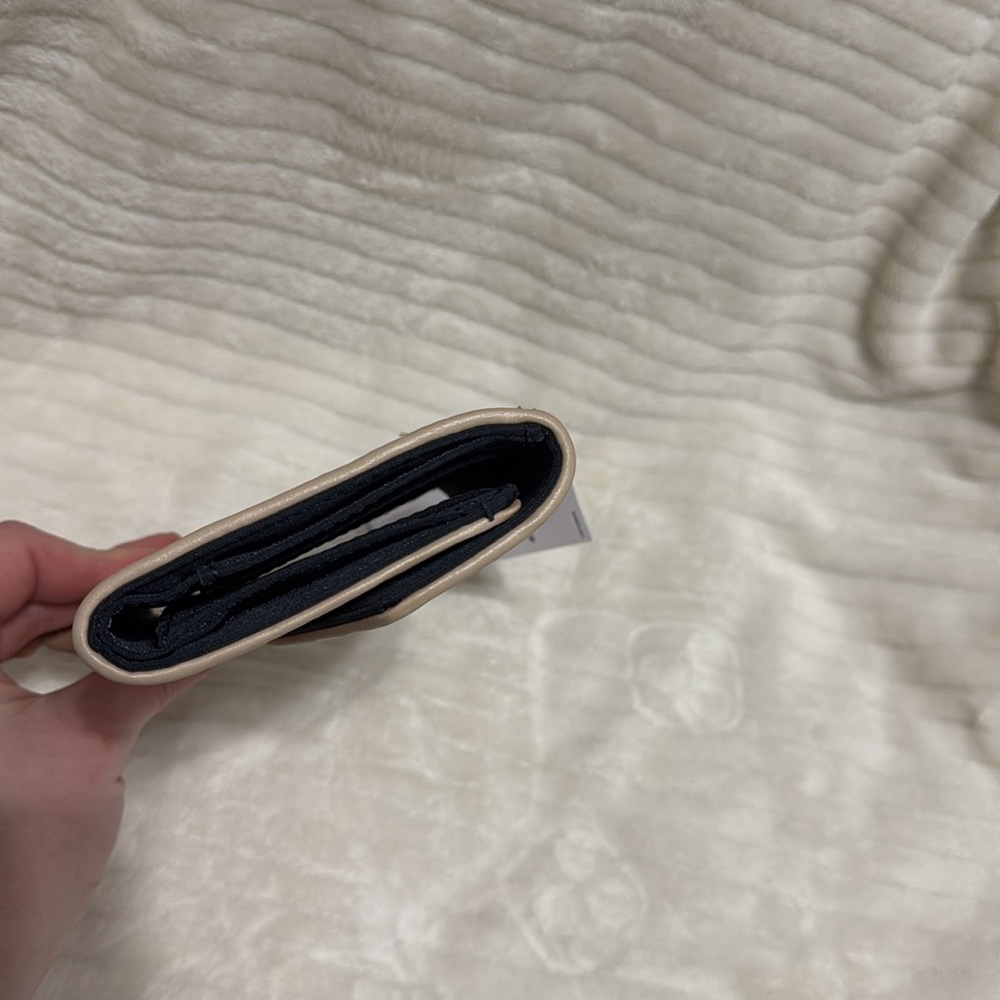 Tommy Hilfiger Tan and White Women's Wallet - Picture 8 of 9